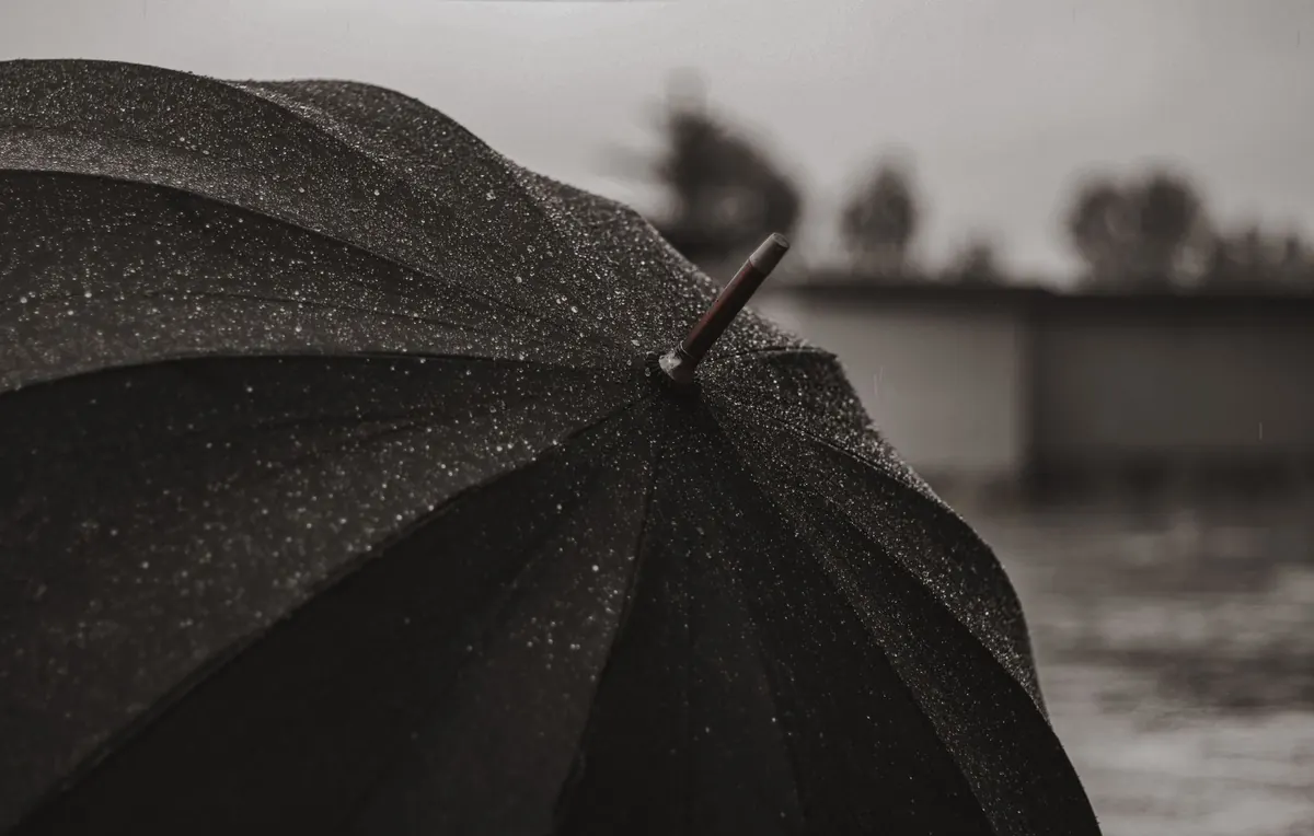 7 Common Umbrella Mistakes That Shorten Its Life